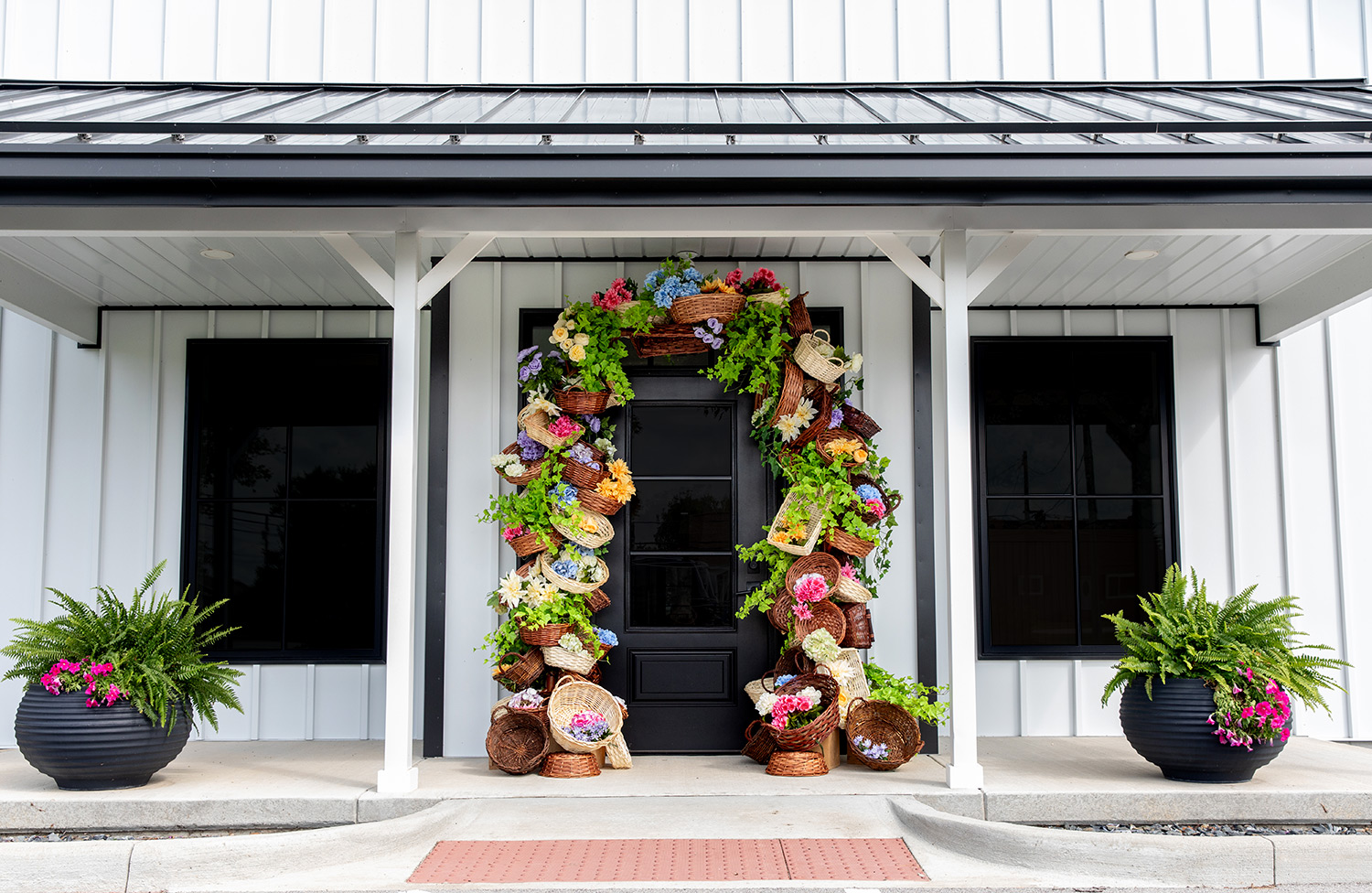 Floral Trend Alert: Elevate Your Designs with Floral Basket Arches!